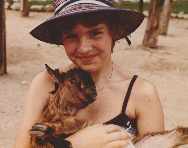 Martina als Kind mit Ziege
